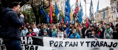 Miles de trabajadores y trabajadoras de la economía popular recorren Argentina para exigir «pan y trabajo»