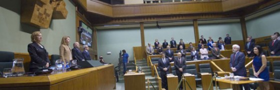 Silencio en el Parlamento Vasco por los muertos en el trabajo