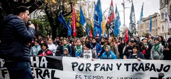 Miles de trabajadores y trabajadoras de la economía popular recorren Argentina para exigir «pan y trabajo»